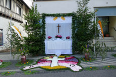 Fronleichnamsaltäre in den Naumburger Straßen (Foto: Karl-Franz Thiede)